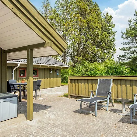 8 Person In Norre Nebel-by Traum